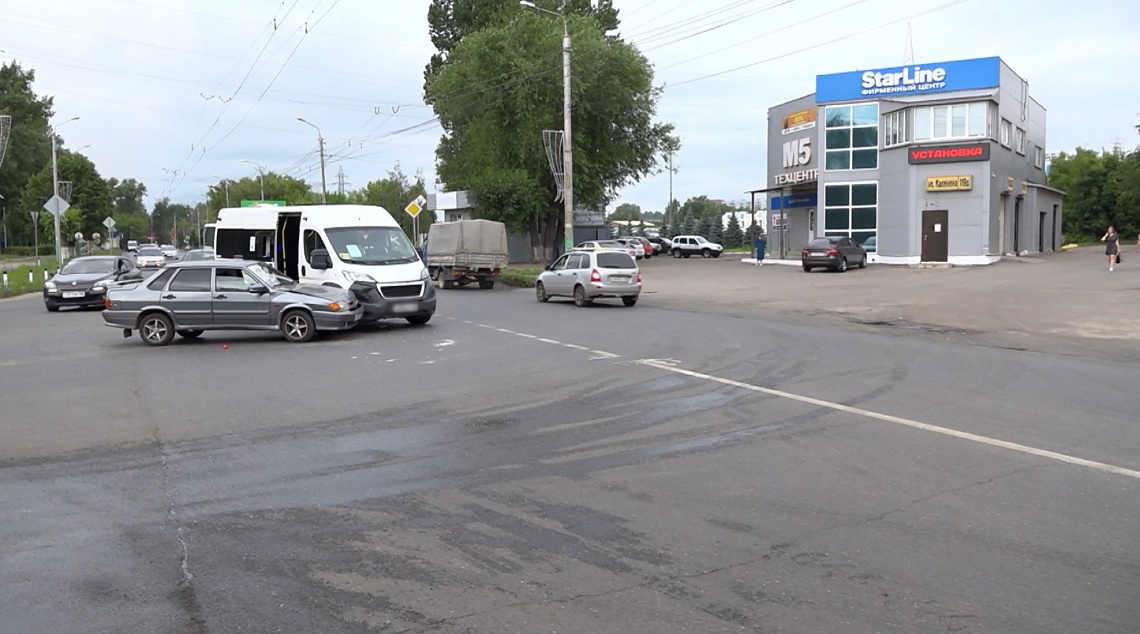 В Пензе на улице Калинина произошло ДТП с участием общественного транспорта